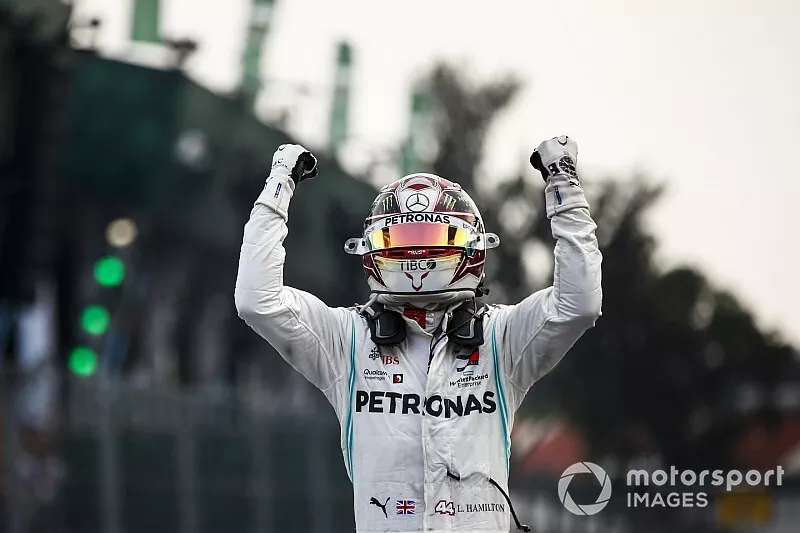 Le vainqueur Lewis Hamilton, Mercedes AMG F1, dans le Parc Ferm&eacute;