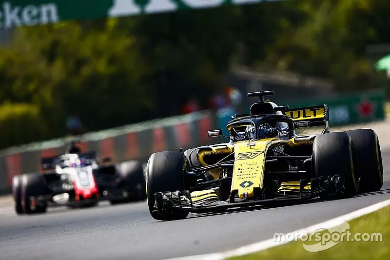 Nico Hulkenberg, Renault Sport F1 Team R.S. 18, voor Romain Grosjean, Haas F1 Team VF-18