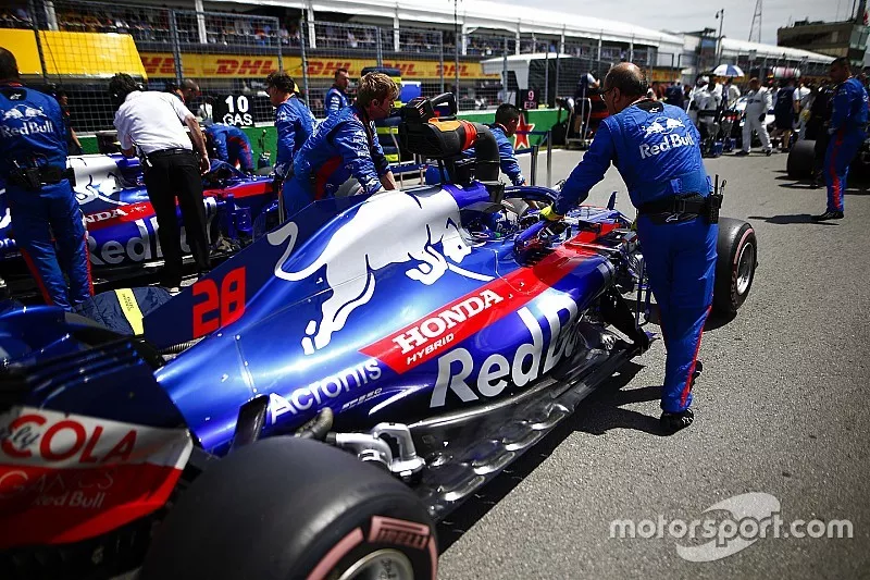 Brendon Hartley, Toro Rosso STR13, arrives on the grid