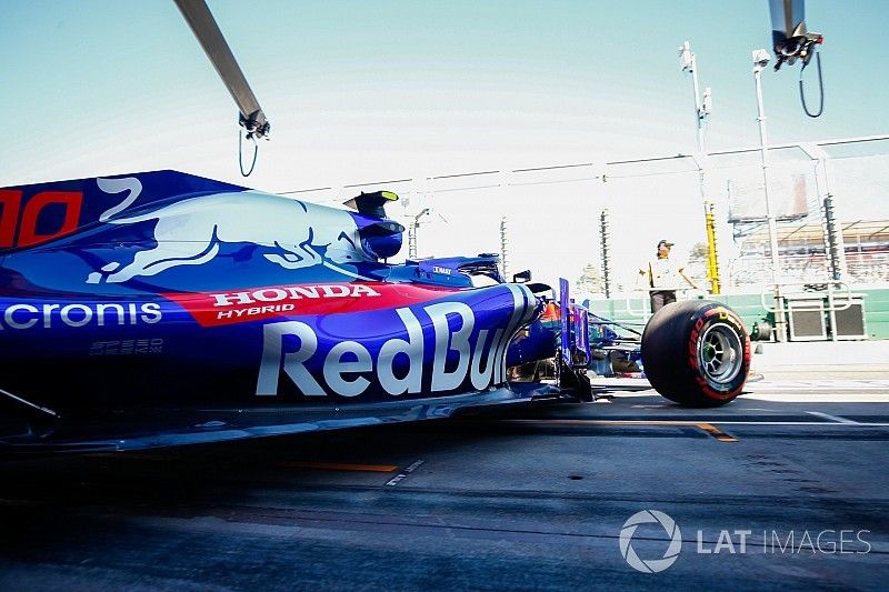 Pierre Gasly, Toro Rosso STR13 Honda, leaves the garage