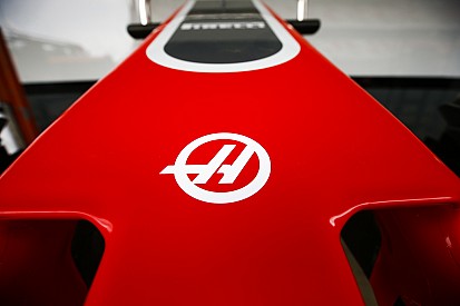 Teljesen feketébe borult a Haas szerelése: íme az öltözék