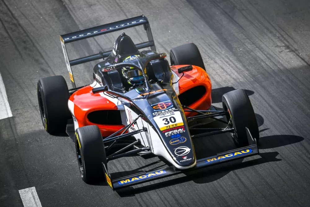 マカオF4レースで佐藤凛太郎が3位表彰台！ 父・琢磨の優勝思い起こさ