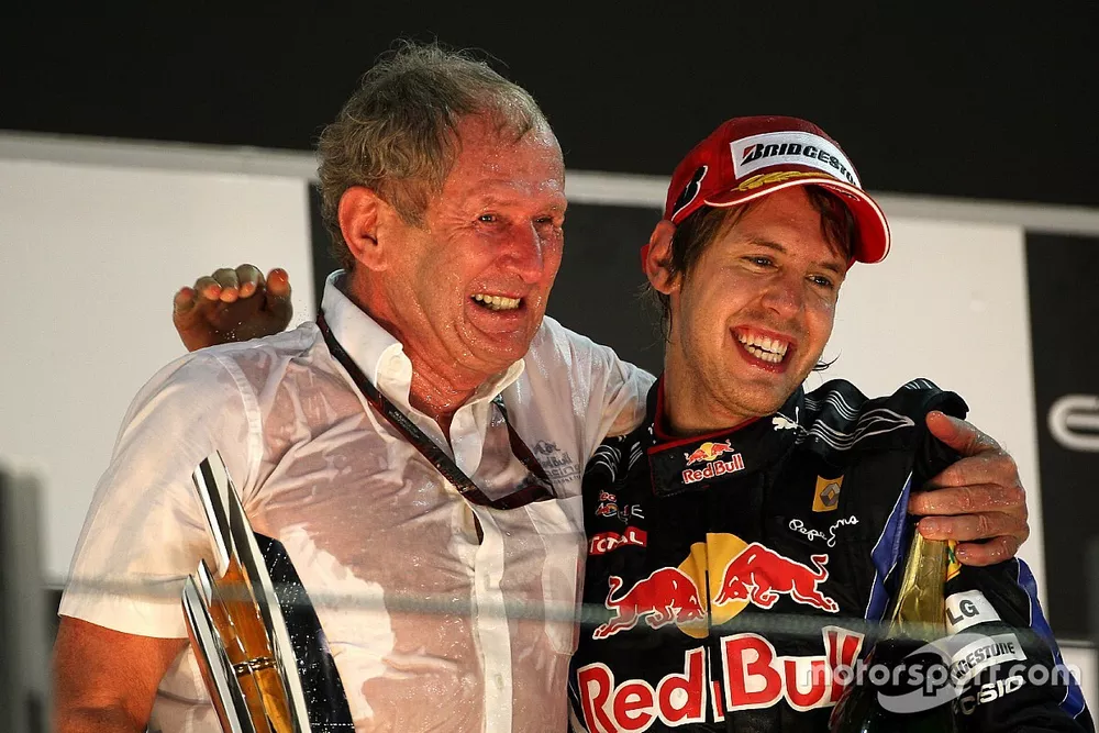 Podio: ganador de la carrera  y Campe&oacute;n de mundial de F&oacute;rmula Uno 2010 Sebastian Vettel, Red Bull Racing con Helmut Marko, Red Bull Racing, Red Bull asesor