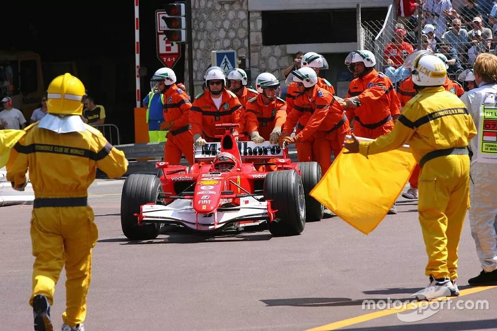 Michael Schumacher empujado al Parc Ferm&eacute;