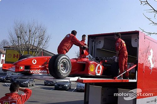 Vídeos: Leclerc pilota el Ferrari F2002 de Michael Schumacher