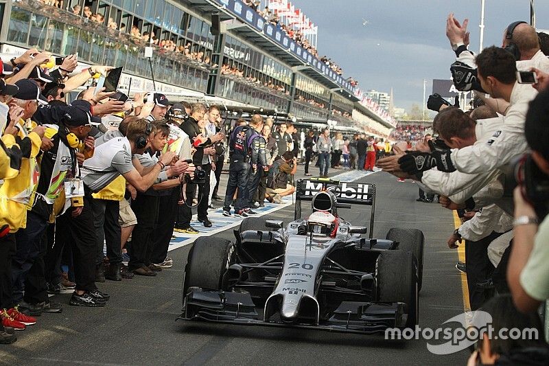 Terceiro lugar Kevin Magnussen, McLaren MP4-29 celebra no parc ferme