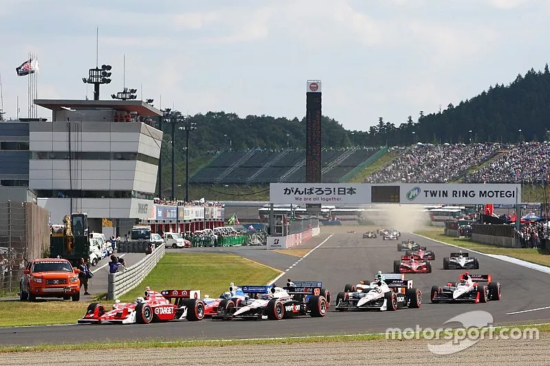 Start: Scott Dixon, Target Chip Ganassi Racing leads the field