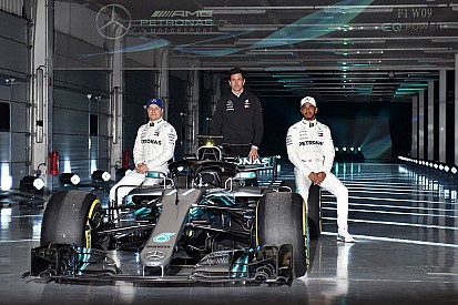Mercedes resmi luncurkan penantang titel F1 2018, W09