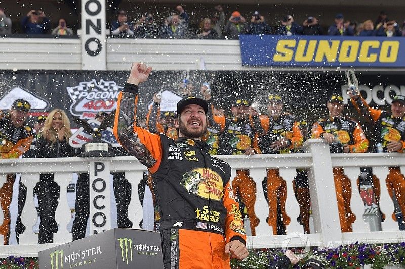 Race winner Martin Truex Jr., Furniture Row Racing, Toyota Camry Bass Pro Shops/5-hour ENERGY