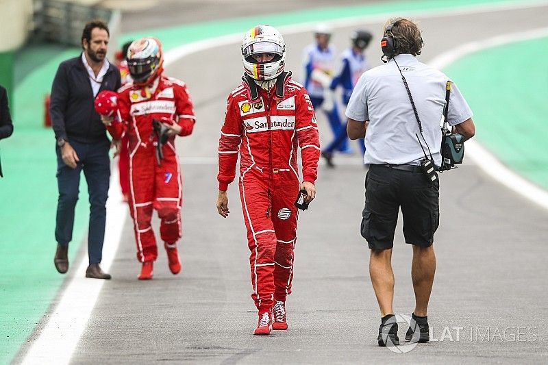 Sebastian Vettel, Ferrari, Kimi Raikkonen, Ferrari, caminan al Parc Ferme tras equivocar la llegada