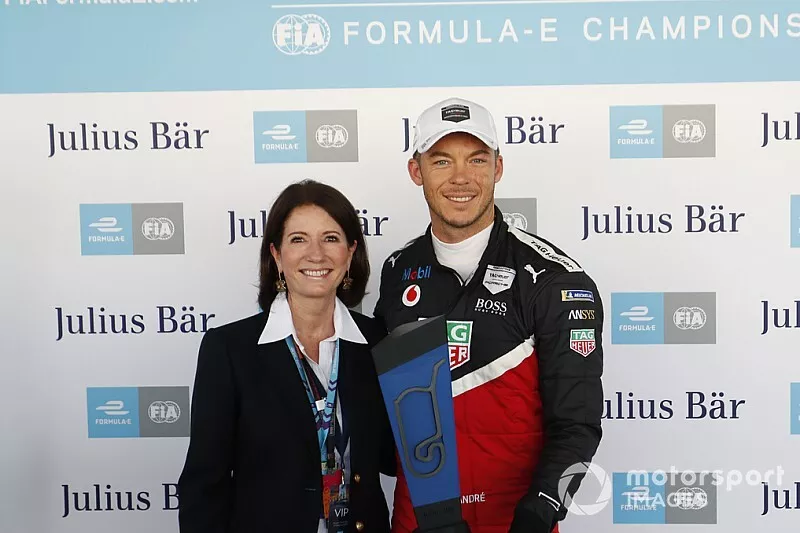 Pole sitter Andre Lotterer, Tag Heuer Porsche, Porsche 99x Electric is presented the pole award by a Julius Bar representative