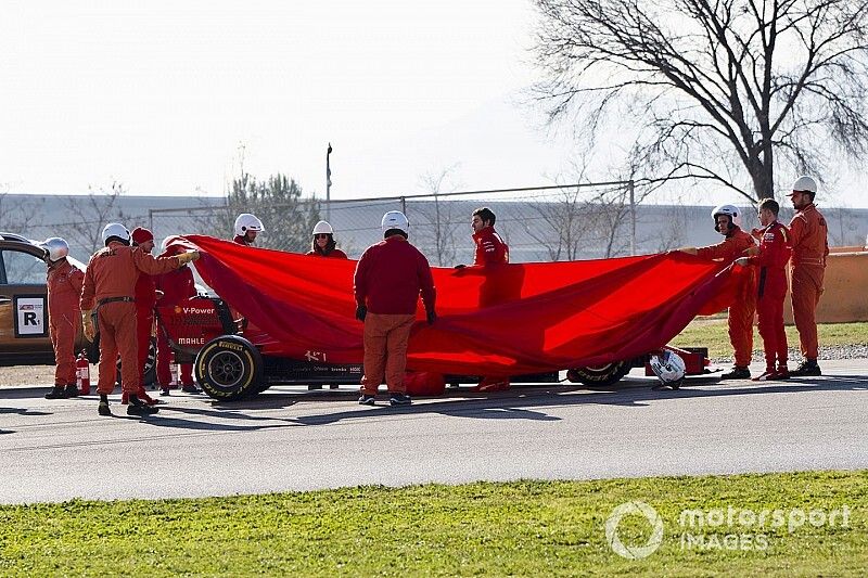 Sebastian Vettel, Ferrari SF1000, se detiene en pista con aver&iacute;a