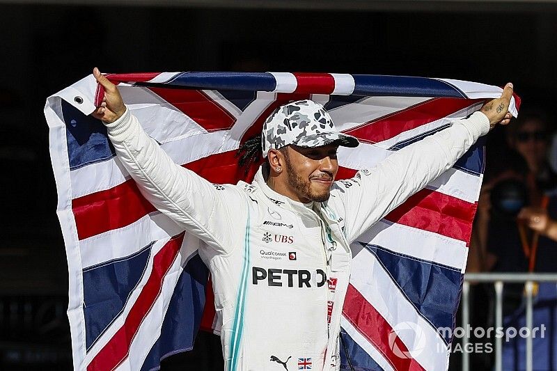 Lewis Hamilton, Mercedes AMG F1, deuxième, fête son sixième titre de Champion du monde. 