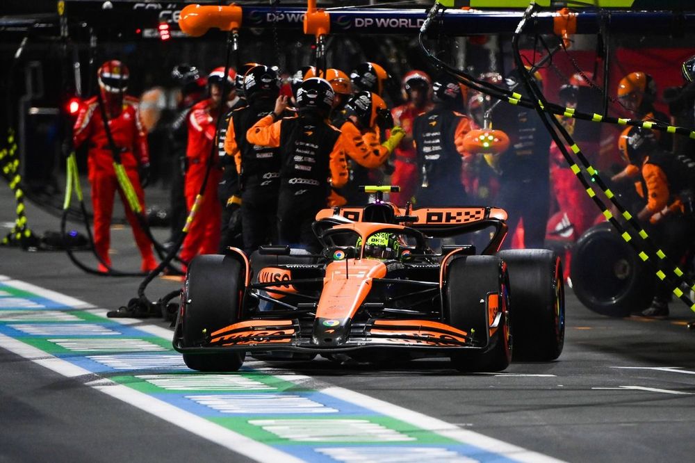 Lando Norris, McLaren MCL38, hace una parada en boxes