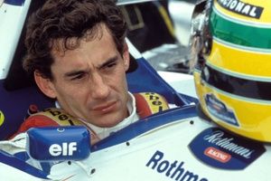 VÍDEO: Assessora de Senna reafirma que piloto morreu no carro e manobra de Ecclestone para impedir cancelamento de GP