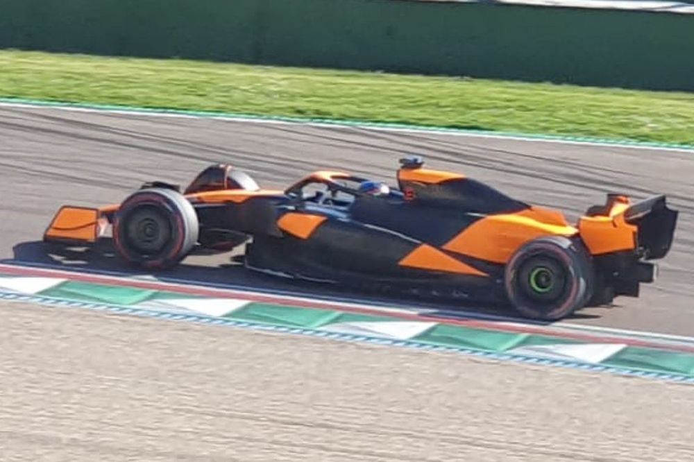 McLaren MCL36, test a Imola