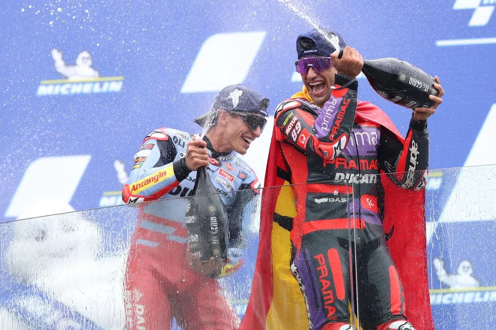 Podio: segundo Marc M&aacute;rquez, Gresini Racing, ganador Jorge Mart&iacute;n, Pramac Racing