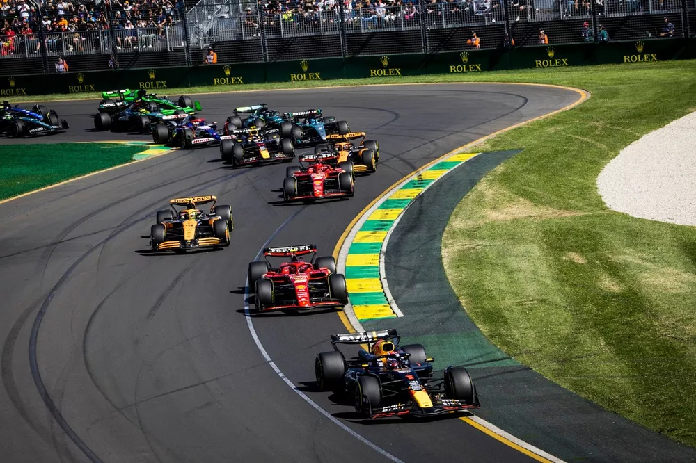 Max Verstappen, Red Bull Racing RB20, Carlos Sainz, Ferrari SF-24, Lando Norris, McLaren MCL38, Charles Leclerc, Ferrari SF-24, Oscar Piastri, McLaren MCL38, Sergio Perez, Red Bull Racing RB20, the rest of the field on the opening lap