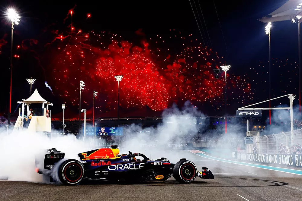 Le vainqueur Max Verstappen, Red Bull Racing RB19