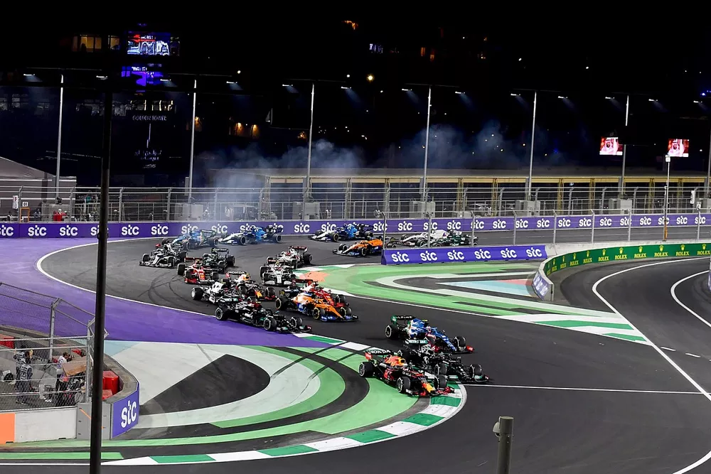 Max Verstappen, Red Bull Racing RB16B, Esteban Ocon, Alpine A521, et Lewis Hamilton, Mercedes W12, se battent pour la t&ecirc;te au restart