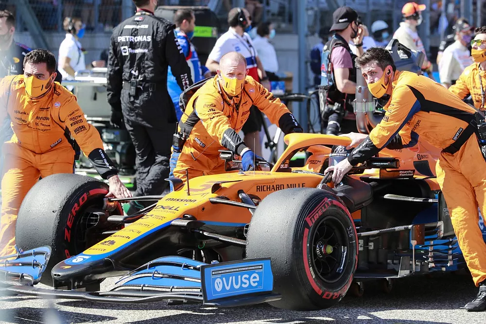 Daniel Ricciardo, McLaren MCL35M, arriveert op de grid