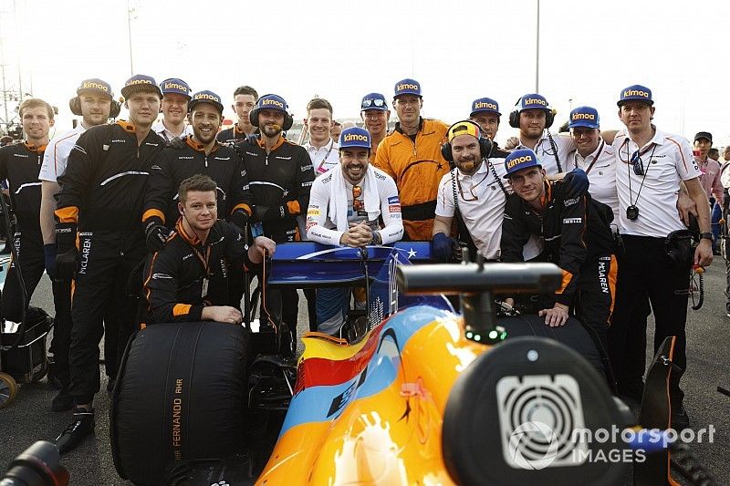 Fernando Alonso, McLaren, posa para una foto con su equipo en la parrilla