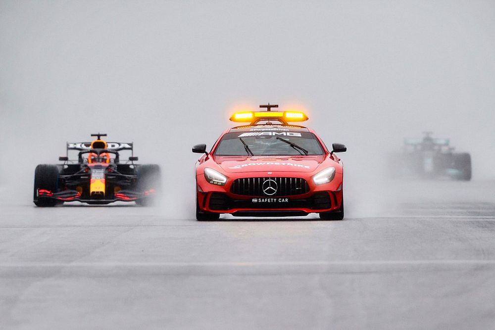 El Safety Car por delante de Max Verstappen, Red Bull Racing RB16B