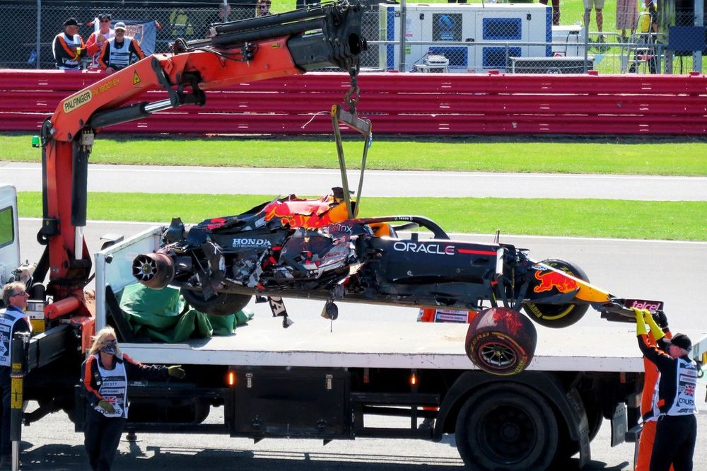 Max Verstappen, Red Bull Racing RB16B en una gr&uacute;a tras su accidente