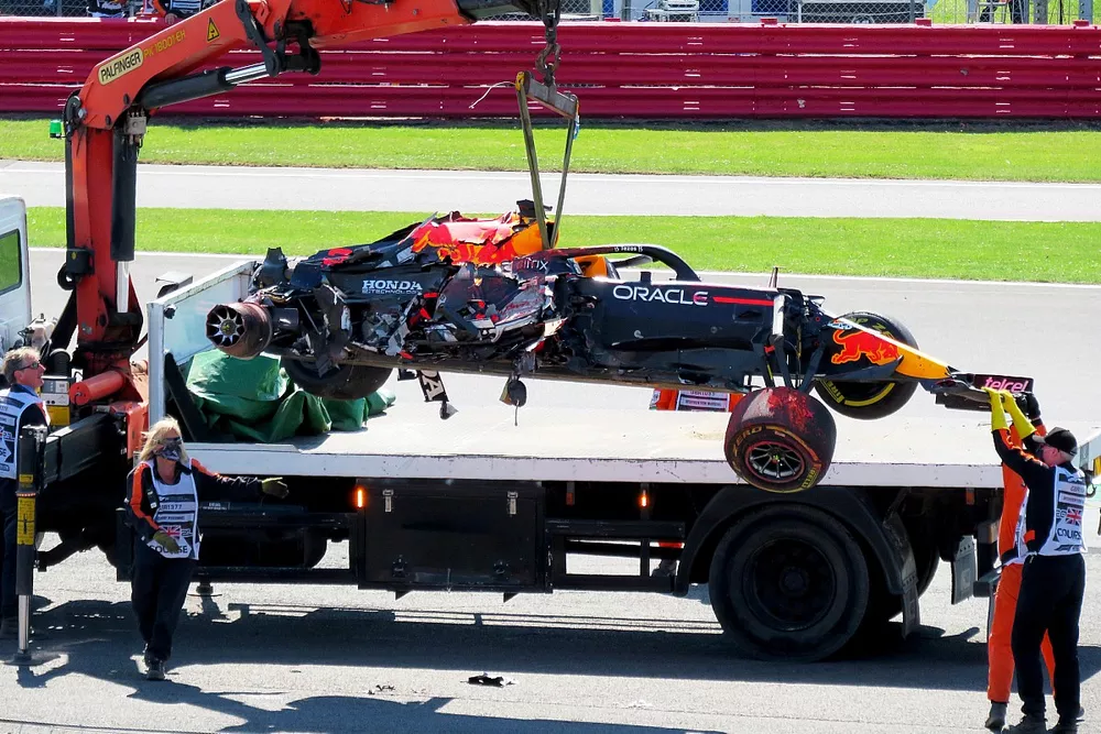 La Red Bull Racing RB16B de Max Verstappen évacuée par un camion après l'accident