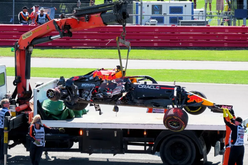 La Red Bull Racing RB16B de Max Verstappen &eacute;vacu&eacute;e par un camion apr&egrave;s l'accident