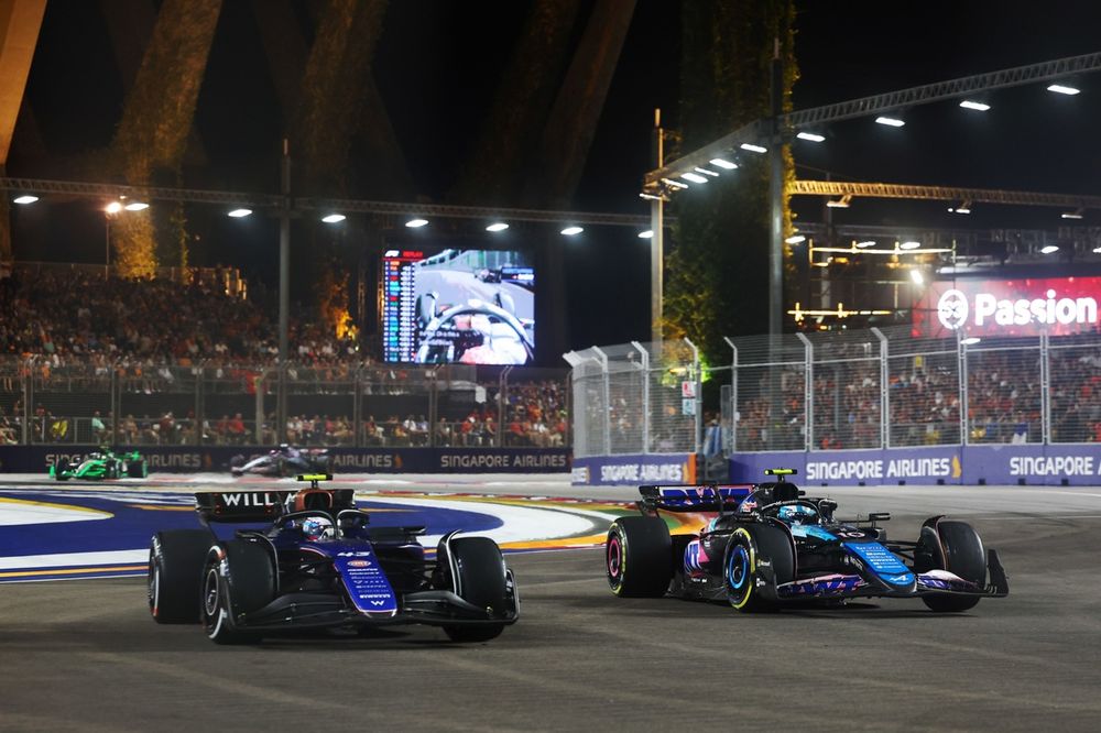 Pierre Gasly, Alpine A524, battles with Franco Colapinto, Williams FW46