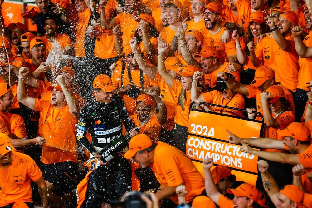 Lando Norris, McLaren F1 Team, 1st position, the McLaren team celebrate securing the Constructors Championship title