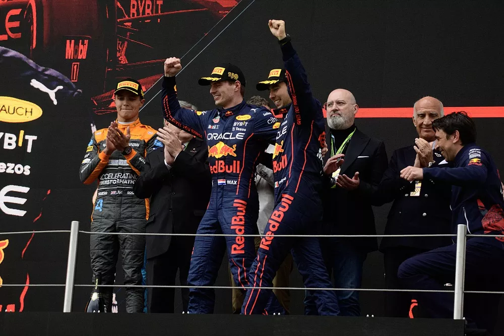 Podio: segundo lugar Sergio P&eacute;rez, Red Bull Racing, ganador Max Verstappen, Red Bull Racing, tercer lugar, Lando Norris, McLaren