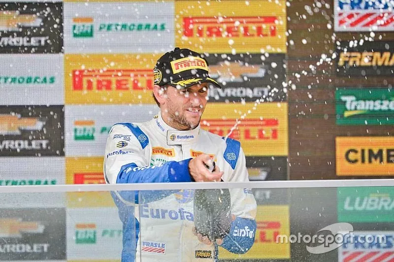 Daniel Serra no p&oacute;dio de Interlagos