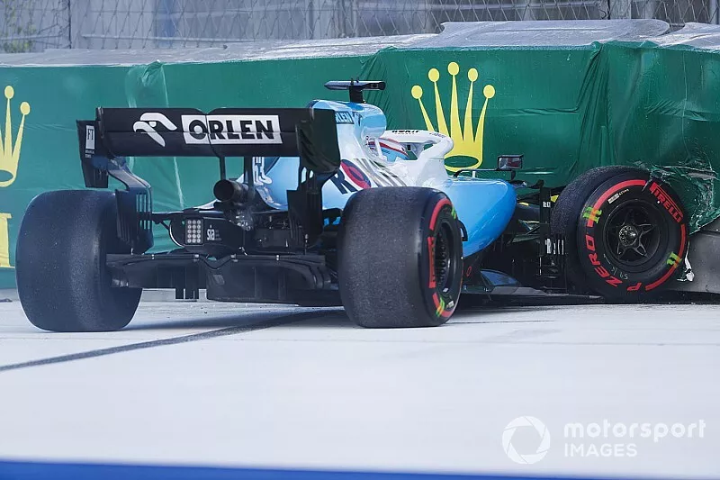 George Russell, Williams Racing FW42, se crashe