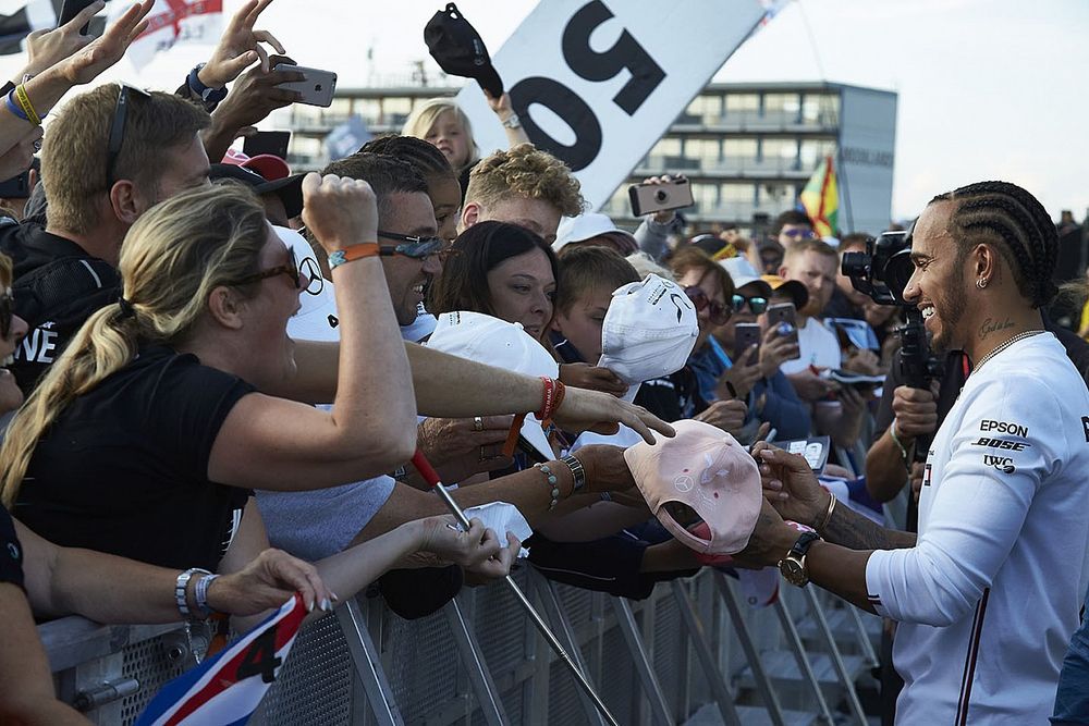 Lewis Hamilton, Mercedes AMG F1, firma autógrafos