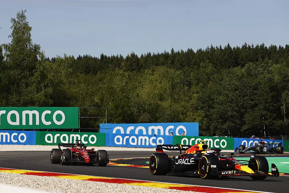 Sergio Perez, Red Bull Racing RB18, Charles Leclerc, Ferrari F1-75