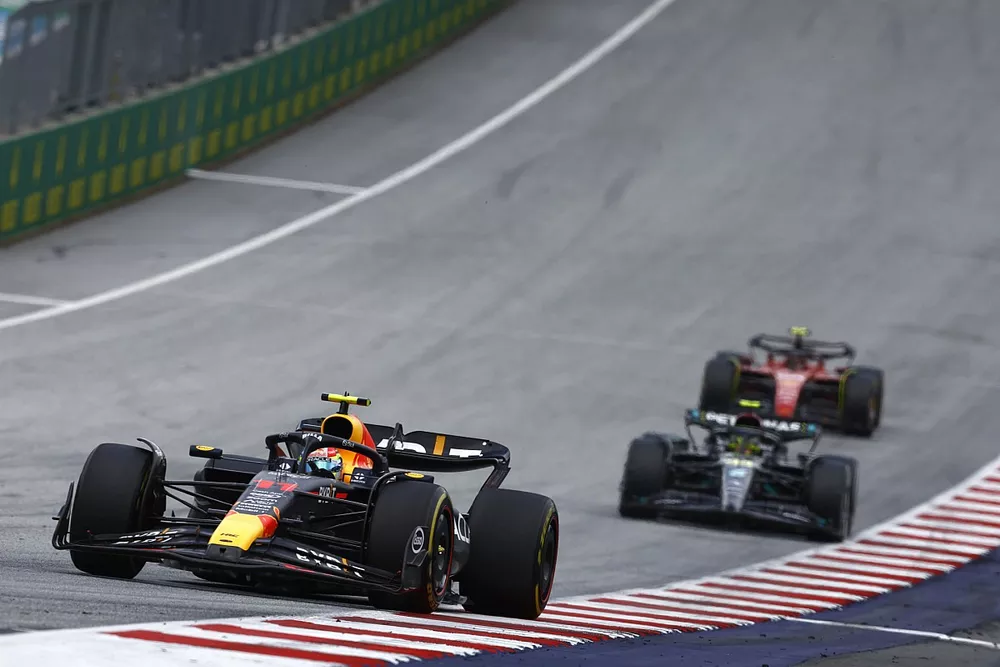 Sergio Perez, Red Bull Racing RB19, Lewis Hamilton, Mercedes F1 W14, Carlos Sainz, Ferrari SF-23