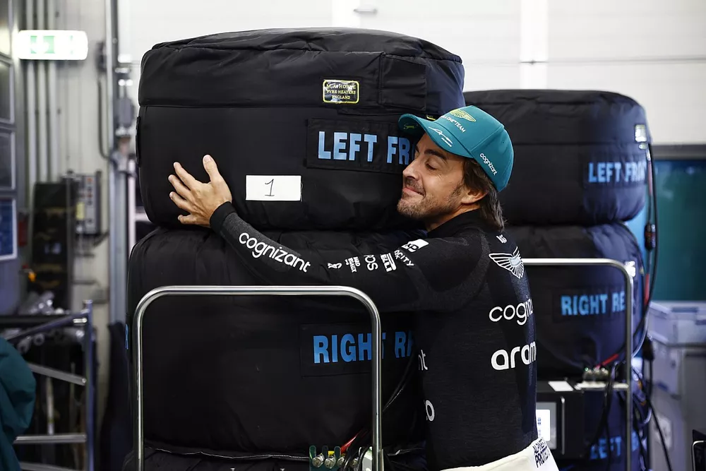 Fernando Alonso, Aston Martin F1 Team, abraza los neum&aacute;ticos