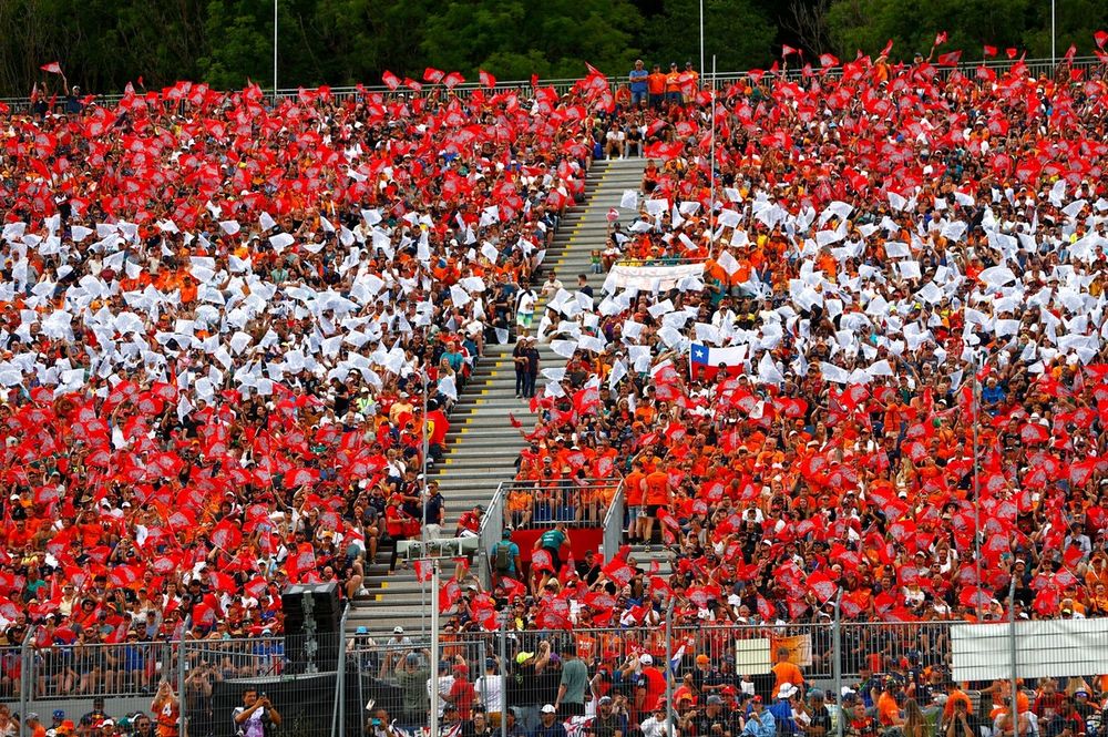Fans forman los colores de la bandera austriaca en una tribuna