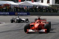 VIDEO: Hakkinen pakt Schumacher met een van mooiste F1-inhaalacties ooit