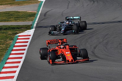 Hamilton: Ferrari misschien wel halve seconde sneller dan Mercedes