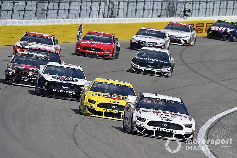 Brad Keselowski, Team Penske, Ford Mustang Discount Tire and Joey Logano, Team Penske, Ford Mustang Pennzoil
