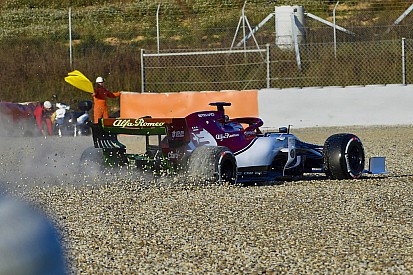 Fotos: el trompo de Raikkonen en la primera jornada de test 2019