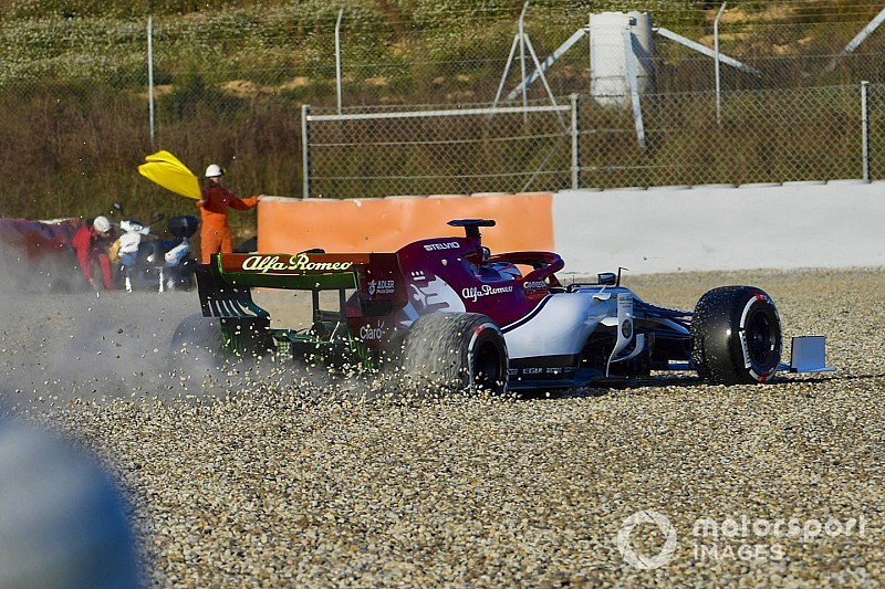 Raikkonen acabó en la grava en su primera vuelta con el nuevo Alfa Romeo