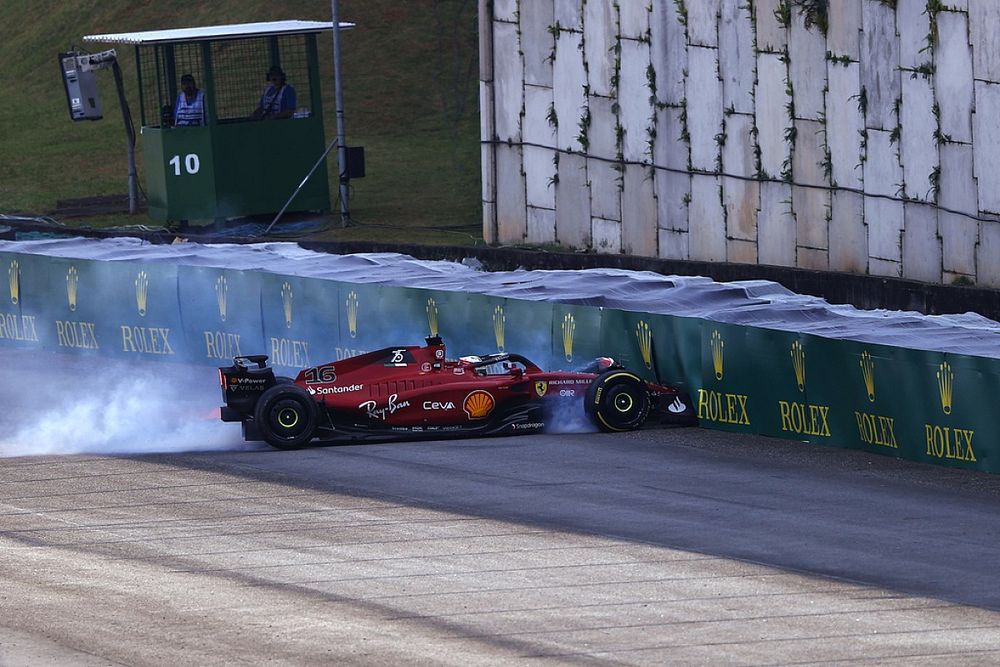 Charles Leclerc, Ferrari F1-75, colpisce la barriera