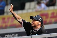 Mit keresett Hamilton barátja a Red Bull bemutatójának színpadán?