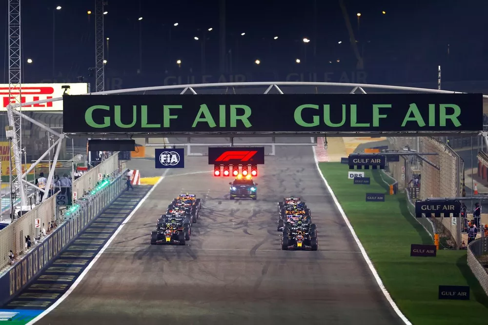 Max Verstappen, Red Bull Racing RB19, Sergio P&eacute;rez, Red Bull Racing RB19, se preparan para liderar la salida.