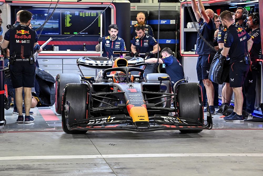 Max Verstappen, Red Bull Racing RB19, sale del garaje