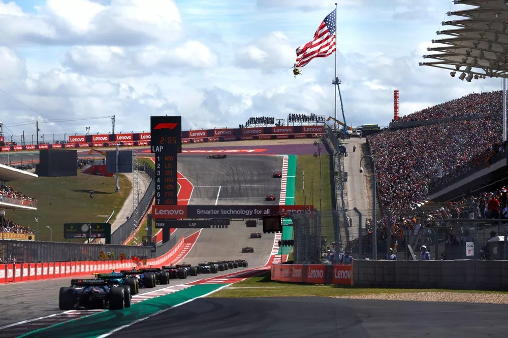 Logan Sargeant, Williams FW45, Fernando Alonso, Aston Martin AMR23, Nico Hulkenberg, Haas VF-23, persigue al pelotón